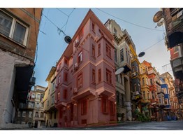 Taksim'de Butik Otel Kiracılı Satılık Komple Bina!