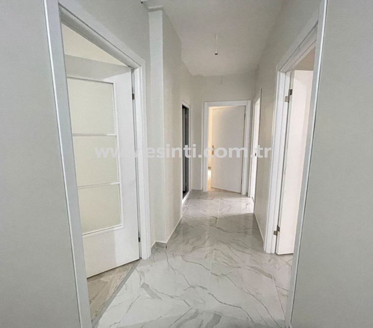 Ataşehir'de Üniversite Yakını Bahçeli 2+1 Kiralık Daire