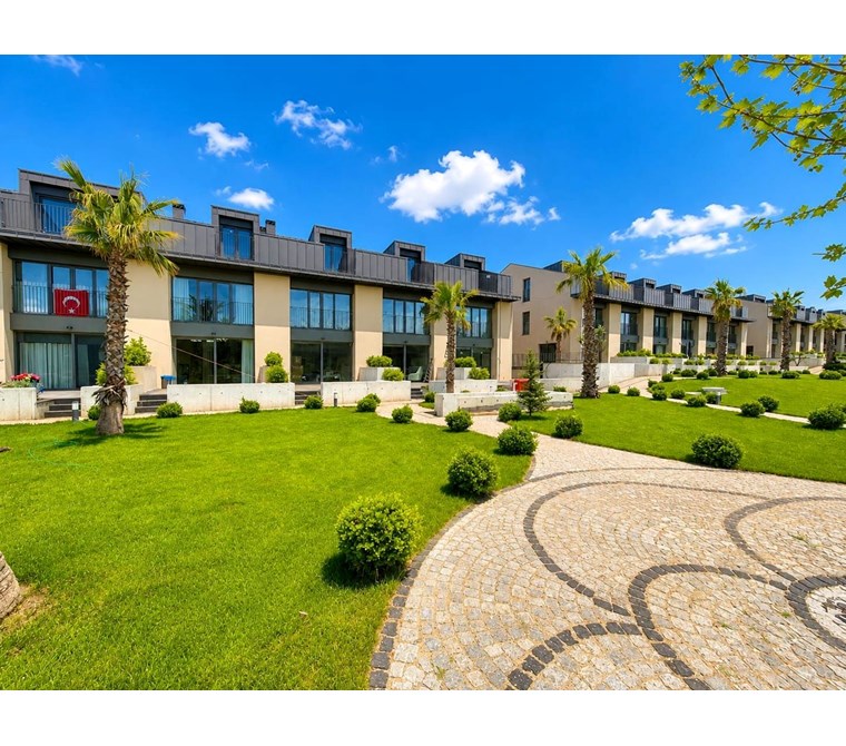 Zekeriyaköy Kuzeybükü'nde Sıfır 4+1 Bahçeli Townhouse