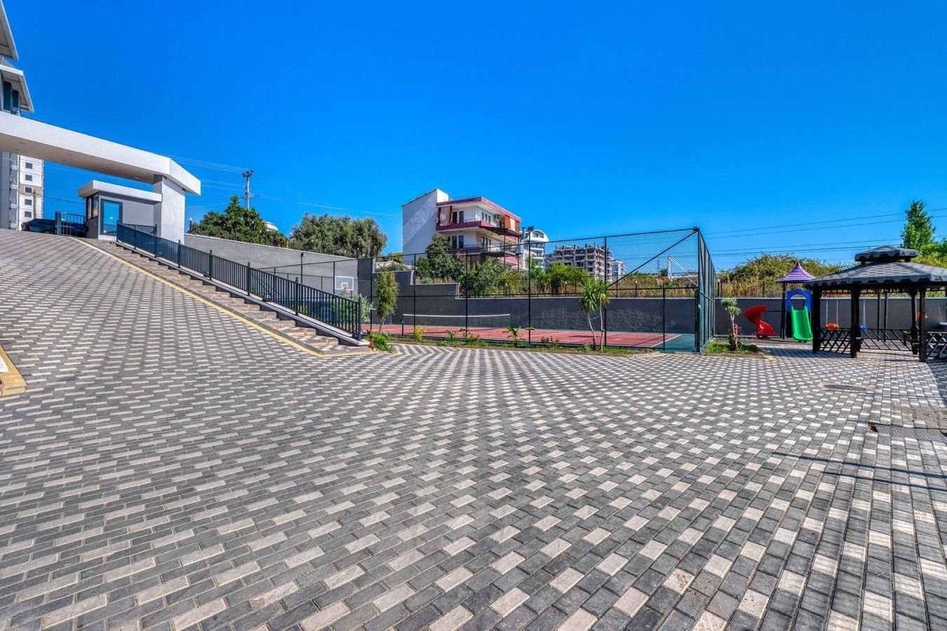 ALANYA AVSALLAR’DA DENİZE 800 M HAVUZ MANZARALI 1+1 DAİRE