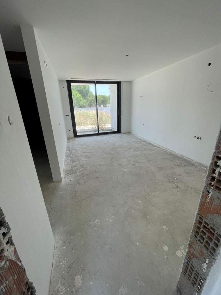 İzmir Menderes Küner'de Natamam Müstakil Ev ve 2000m2 Arsa