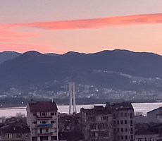 İZMİT ÇARŞI İÇİNDE DENİZ MANZARALI ŞÖMİNELİ YENİLENMİŞ 4+1 FERAH DAİRE