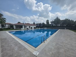 Müge Kaykaç'tan Göl Manzaralı Özel Havuzlu Satılık Vi̇lla