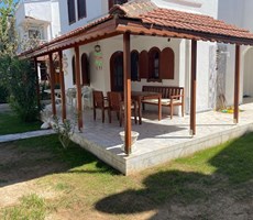 Ayvalık Altınova'da Denize Sıfır Sitede Kiralık Yazlık Villa
