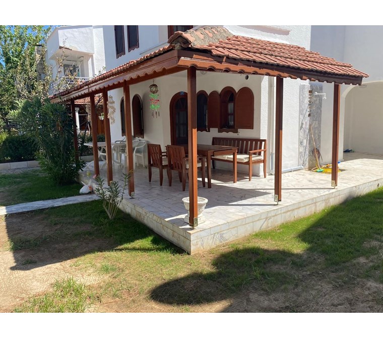 Ayvalık Altınova'da Denize Sıfır Sitede Kiralık Yazlık Villa