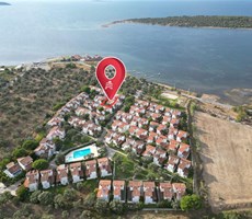 ALTIN EMLAKTAN AYVALIKTA HAVUZLU SİTEDE SATILIK 3+1 VİLLA