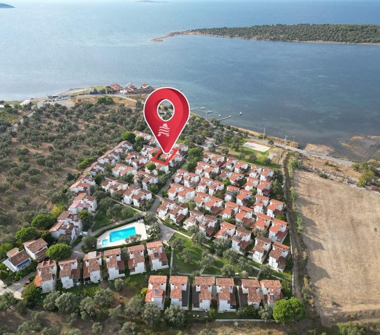 ALTIN EMLAKTAN AYVALIKTA HAVUZLU SİTEDE SATILIK 3+1 VİLLA