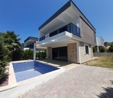KUŞADASI DAVUTLAR MERKEZDE SATILIK LÜKS 4+1 MÜSTAKİL VİLLA
