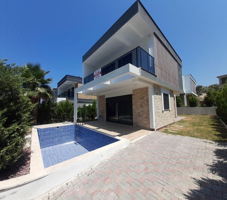 KUŞADASI DAVUTLAR MERKEZDE SATILIK LÜKS 4+1 MÜSTAKİL VİLLA
