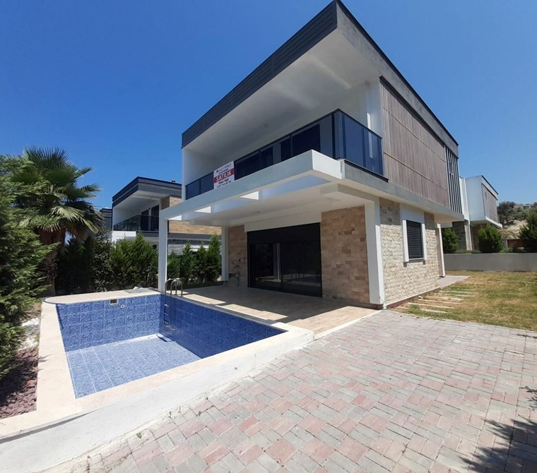 KUŞADASI DAVUTLAR MERKEZDE SATILIK LÜKS 4+1 MÜSTAKİL VİLLA