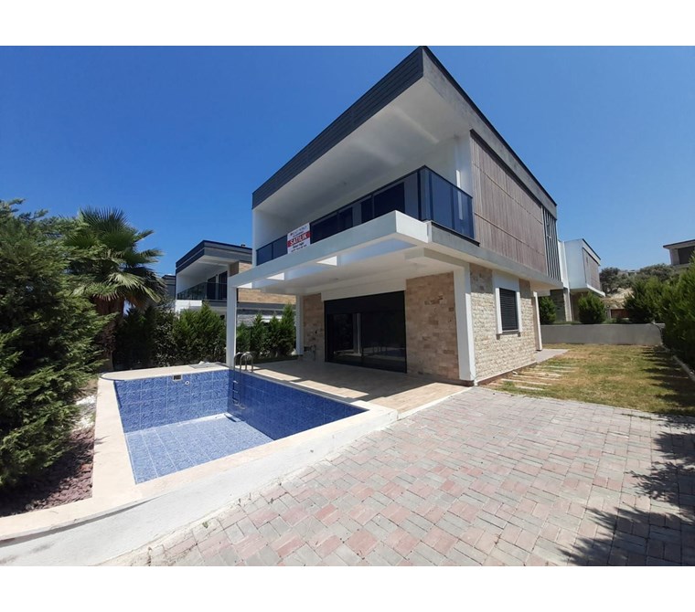 KUŞADASI DAVUTLAR MERKEZDE SATILIK LÜKS 4+1 MÜSTAKİL VİLLA
