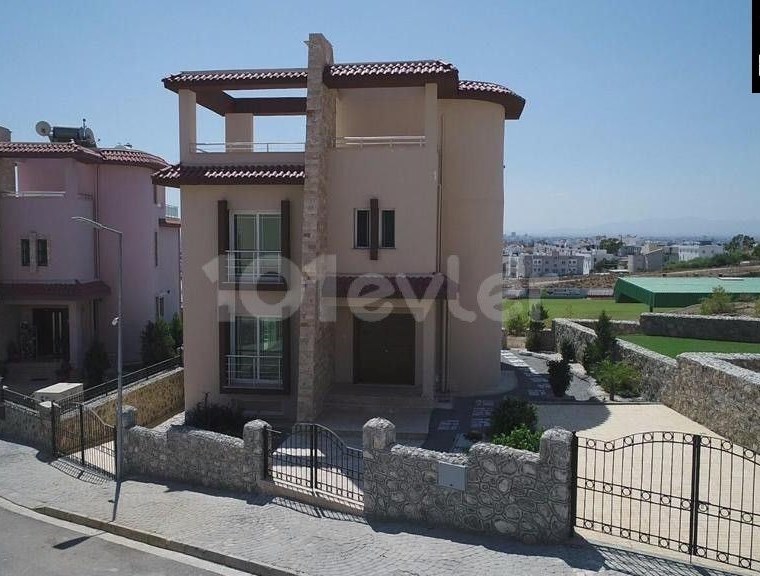 KIBRIS LEFKOSA HAMITKOYDE TURK TAPULU 3+1 VILLA !