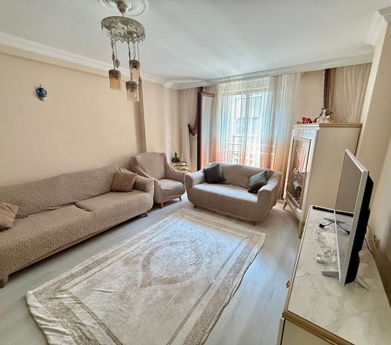 Gaziosmanpaşa Merkez’de, Volkan Sokak’ta Kiracılı Satılık 2+1 Daire