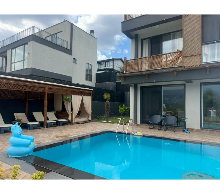 ACISUDA DOĞA İÇİNDE ÖZEL TASARIM TRİPLEKS VİLLA