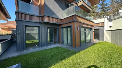 Küçük Çamlıca'da Teraslı Bahçe Dubleksi Sıfır Daire