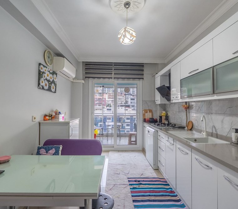 ÇİĞLİ MERKEZİ KONUMDA SATILIK 3+1 GENİŞ DAİRE