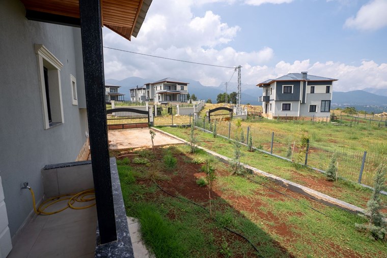 ESRA AKKAYA'DAN ÇAMLIYAYLA ZEVZEK TEPESİNİN ZİRVESİNDE PANORAMİK MANZARALI 4+1 SATILIK VİLLA