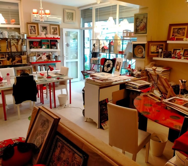 Karşıyaka'da Cadde Üstü Köşe Konumda 75m2 Satılık Dükkan