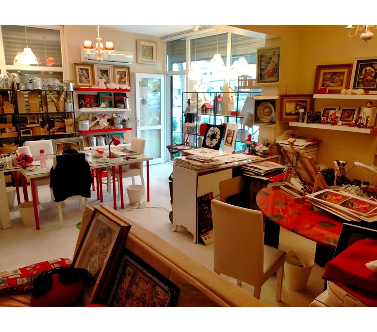 Karşıyaka'da Cadde Üstü Köşe Konumda 75m2 Satılık Dükkan