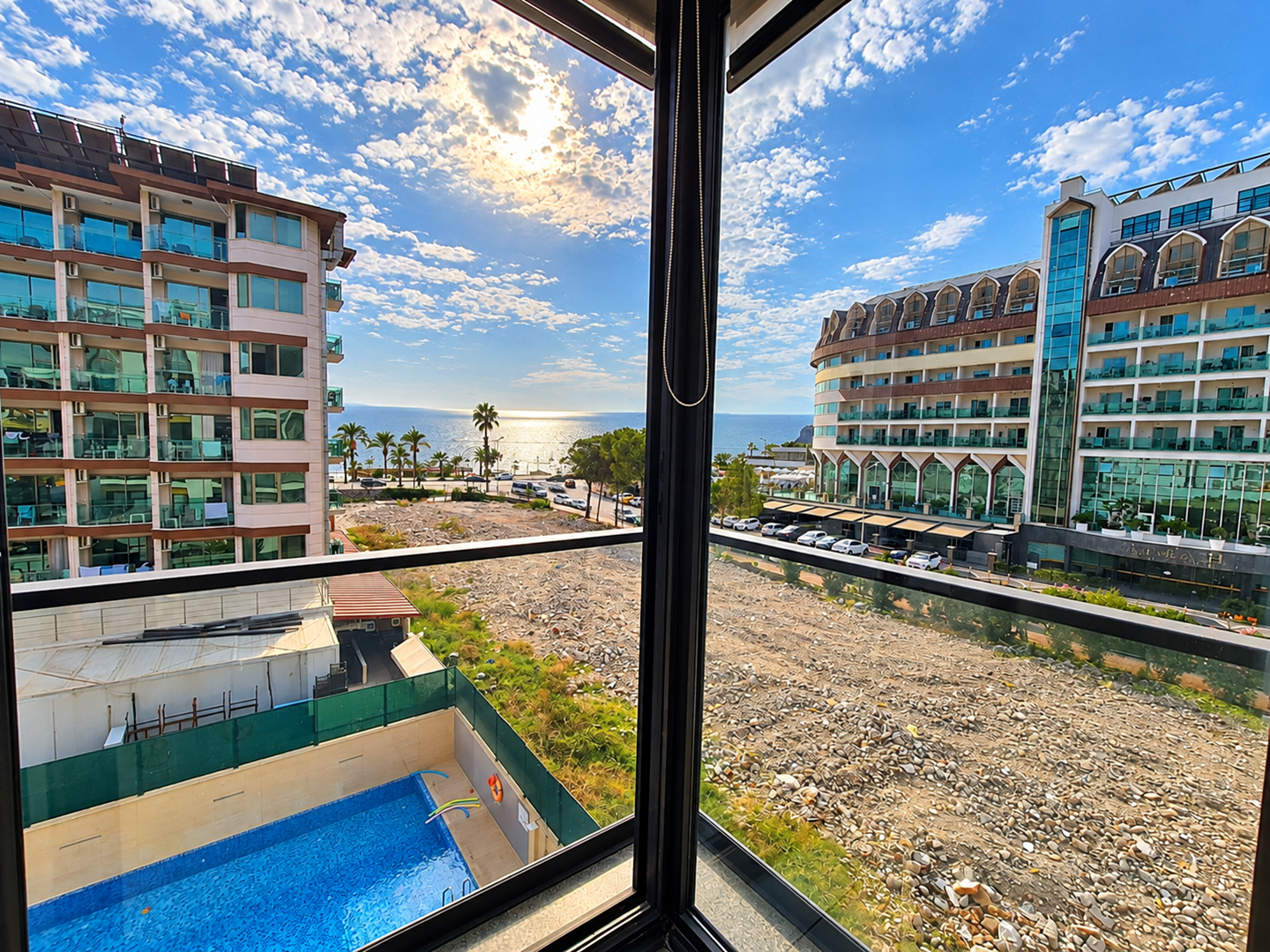 ALANYA OBAGÖLDE DENİZE 50 M DENİZ MANZARALI 2+1 SATILIK DAİRE