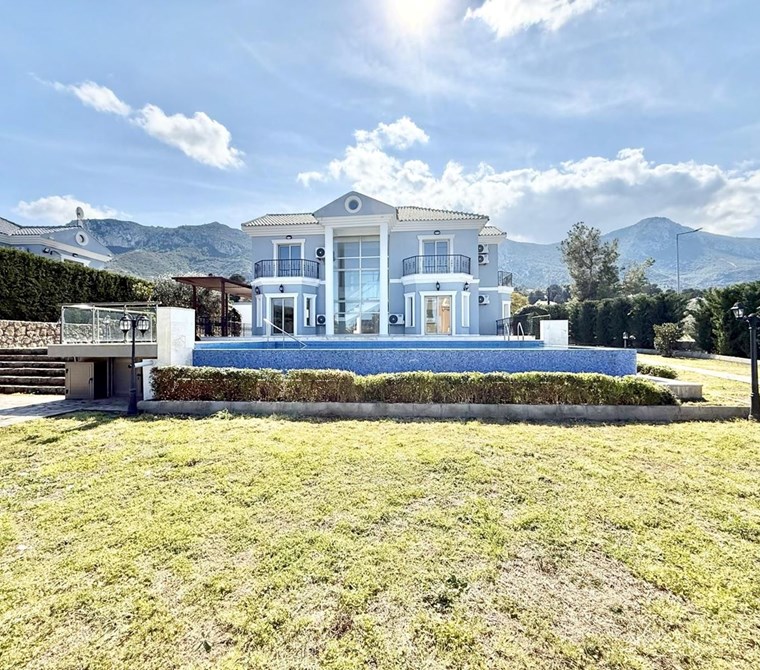 Girne ozanköy'de en çok rağbet gören bölgesinde yer alan bu 3 yatak odalı lüks villa, yüzme havuzlu