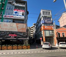 İZMİT ÇARŞI HALKEVİNDE 1+1 ARAKAT KİRALIK İŞYERİ