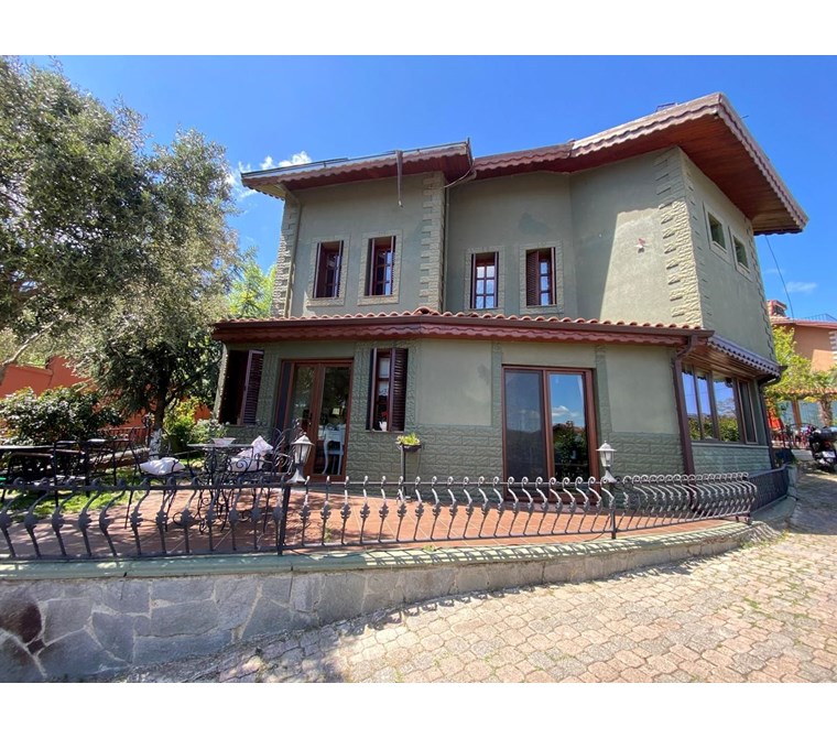 Zekeriyaköy Merkezde Butik Sitede 7+1 Satılık Müstakil Villa