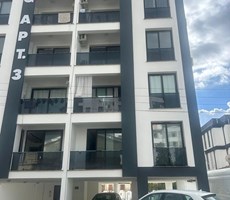 YENİŞEHİR MERİT KARŞISI KİRALIK ASANSÖRLÜ APARTMANDA 1.KAT 2+1 YENİ DAİRE YENİ EŞYALI AYLIK £600 DEN