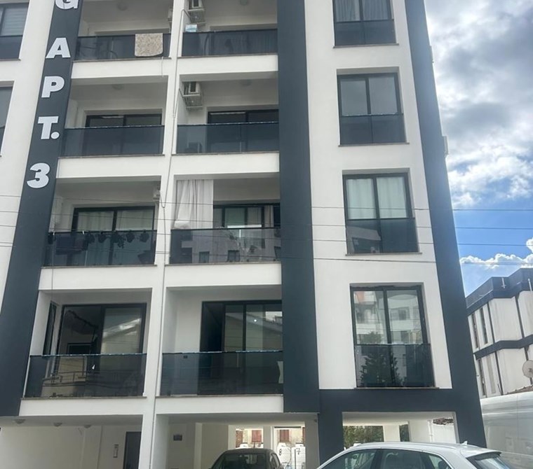 YENİŞEHİR MERİT KARŞISI KİRALIK ASANSÖRLÜ APARTMANDA 1.KAT 2+1 YENİ DAİRE YENİ EŞYALI AYLIK £600 DEN