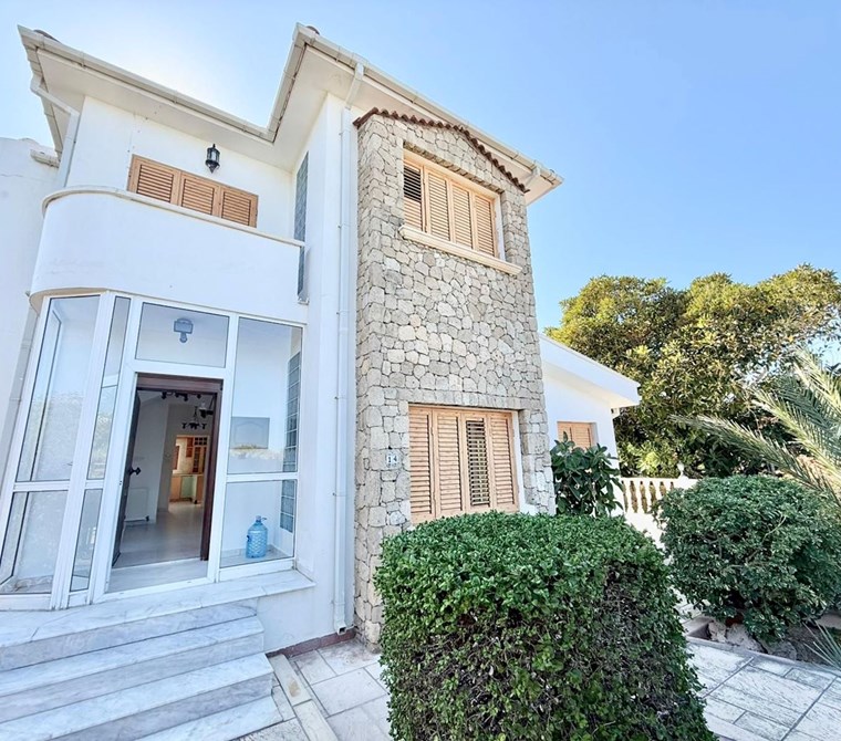 Girne karaoğlanoğlunda dah be denız manzaralı genıs arazı içerisinde SATILIK 3+1 villa!