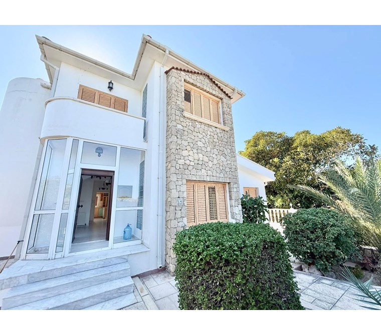 Girne karaoğlanoğlunda dah be denız manzaralı genıs arazı içerisinde SATILIK 3+1 villa!