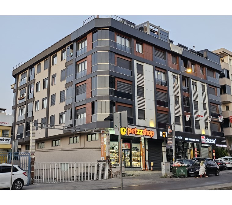 MALTEPE BAĞDAT CADDESİ’NDE CADDENİN ÜZERİNDE GENİŞ 2+1 SATILIK DAİRE