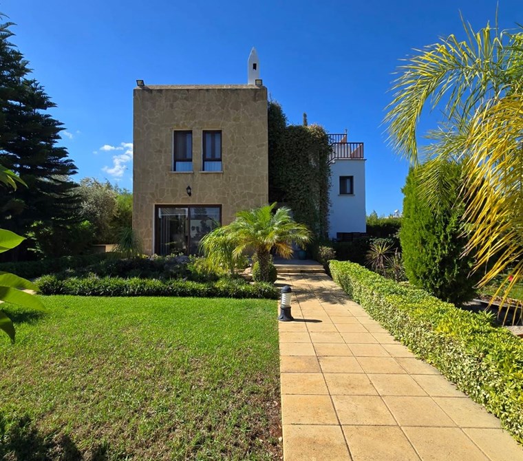 Girne Edremit'te harika lokasyonda geniş köşe arsa içerisinde Peyzajı yapılmış SATILIK DUBLEKS VİLLA