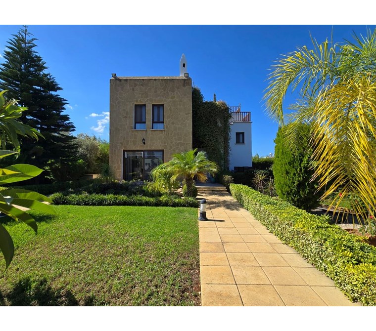 Girne Edremit'te harika lokasyonda geniş köşe arsa içerisinde Peyzajı yapılmış SATILIK DUBLEKS VİLLA