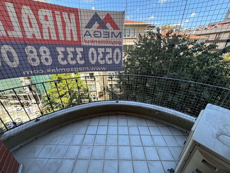 Caddebostan Sahil Göztepe Parkı Karşı Sokağında
