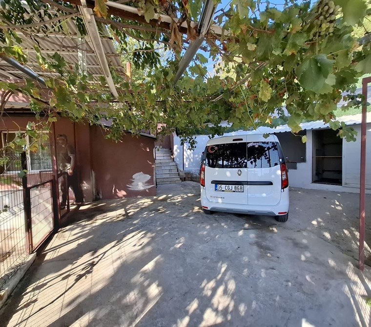 DOĞANÇAY'DA DOĞALGAZLI GENİŞ BAHÇELİ İKİ KATLI EV