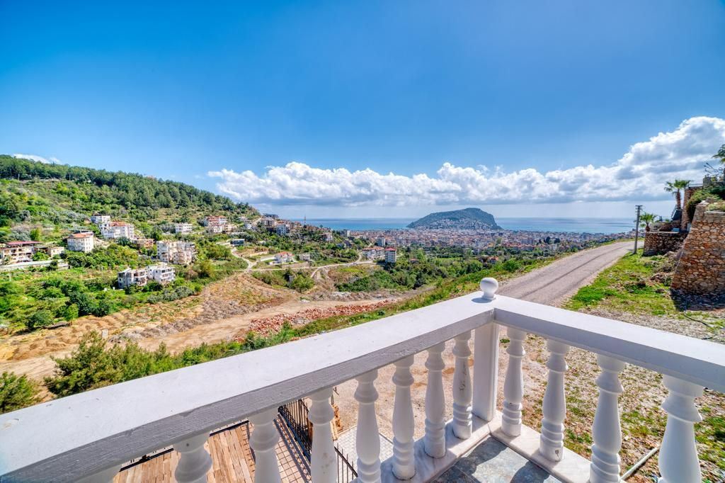 ALANYA TEPE’DE KAPANMAZ PANORAMİK DENİZ VE KALE MANZARALI LÜKS 3+1 DAİRE