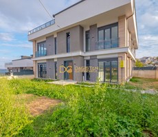 AVCILAR BÖLGESİNDE GÖL MANZARALI ULTRA LÜKS 7+2 MÜSTAKİL VİLLA