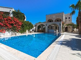 BODRUM YALIKAVAK MERKEZDE 5+2 HAVUZLU MÜSTAKİL TAŞ VİLLA