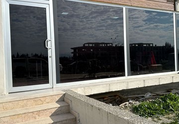 MKÜ GİRŞİNE YAKIN GÜNEY CEPHELİ SİYAH CAM