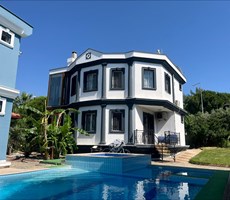 Kuşadası'nda Eşyalı, Havuzlu Ve Bahçeli Satılık 4+1 Villa Fırsatı!