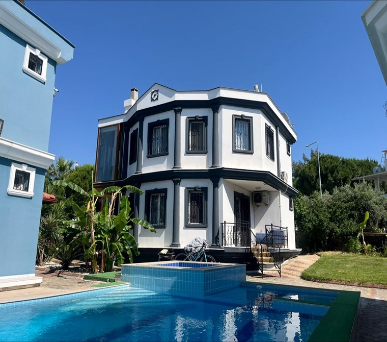 Kuşadası'nda Eşyalı, Havuzlu Ve Bahçeli Satılık 4+1 Villa Fırsatı!