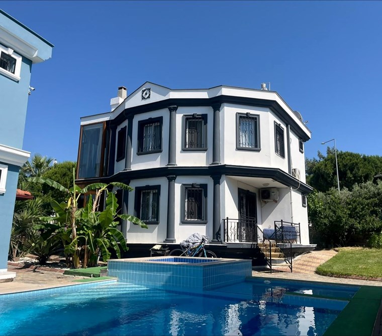 Kuşadası'nda Eşyalı, Havuzlu Ve Bahçeli Satılık 4+1 Villa Fırsatı!