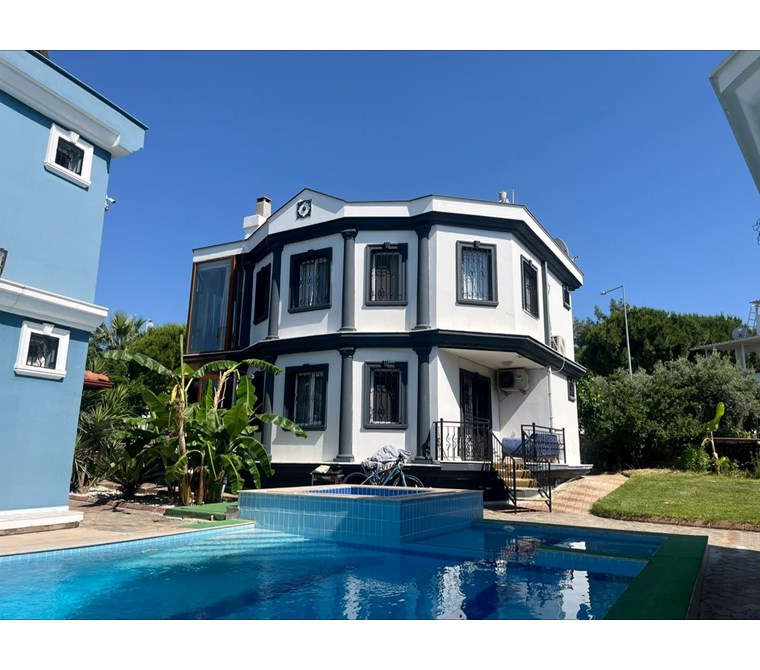 Kuşadası'nda Eşyalı, Havuzlu Ve Bahçeli Satılık 4+1 Villa Fırsatı!