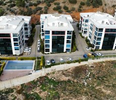Kuşadası Ege'de Deniz Manzaralı, Havuzlu Sitede 200 m² 4+1 Satılık Lüks Daire