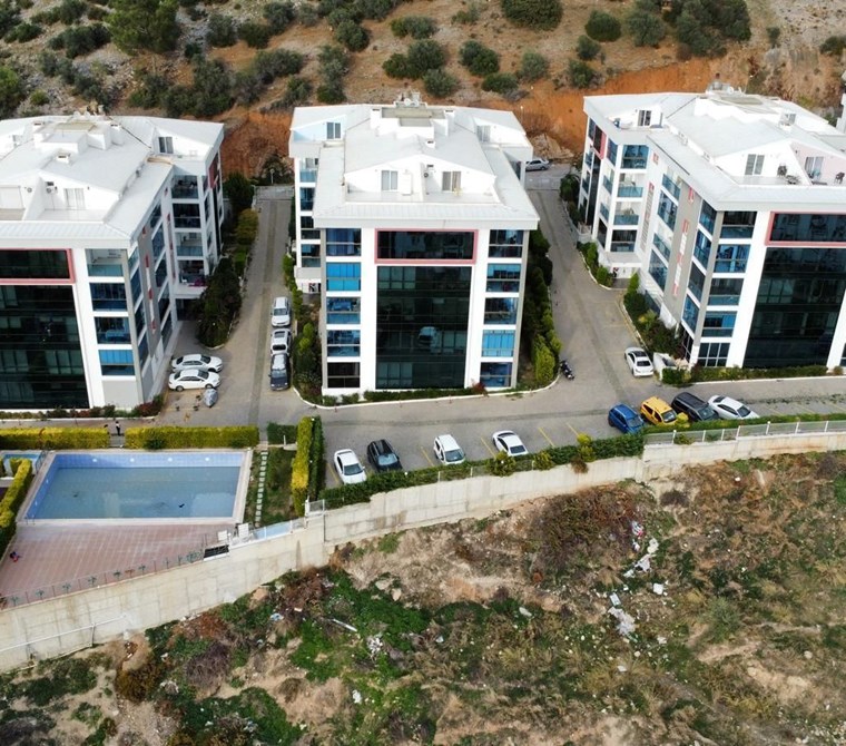Kuşadası Ege'de Deniz Manzaralı, Havuzlu Sitede 200 m² 4+1 Satılık Lüks Daire