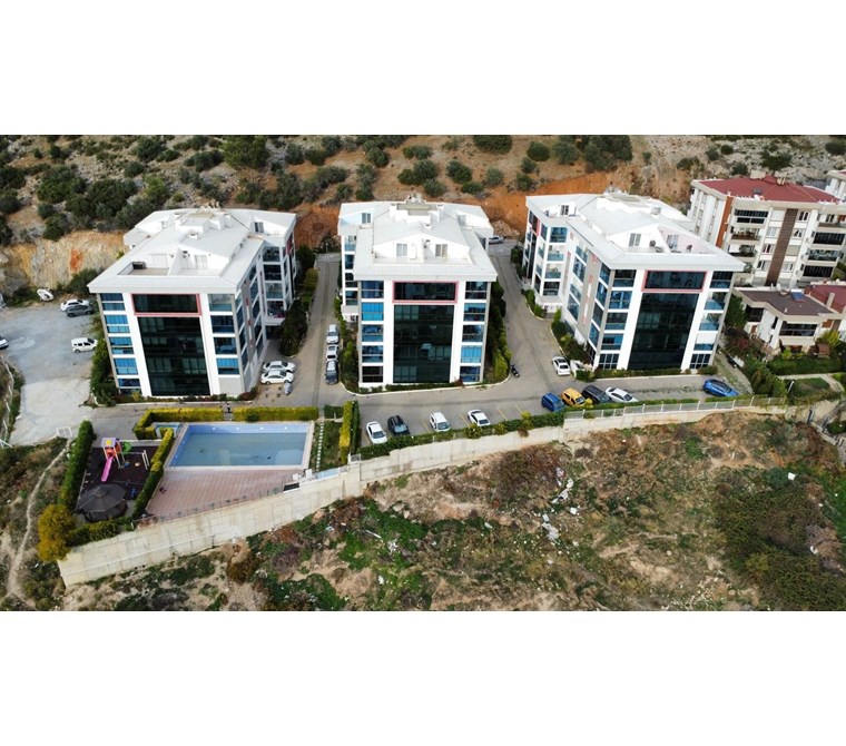 Kuşadası Ege'de Deniz Manzaralı, Havuzlu Sitede 200 m² 4+1 Satılık Lüks Daire