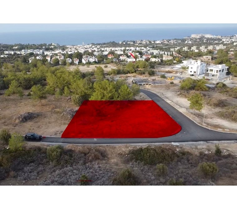 Girne Edremit Çevre Yolu Bölgesinde Satılık 1338 m² Köşe Arazi!