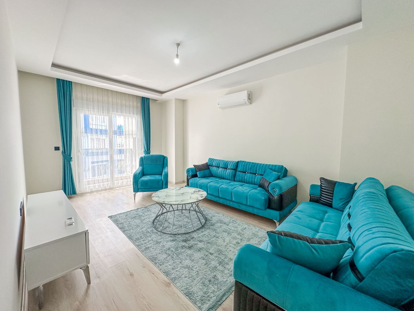 ALANYA MAHMUTLAR’DA DENİZE 600 M LÜKS EŞYALI 2+1 DAİRE