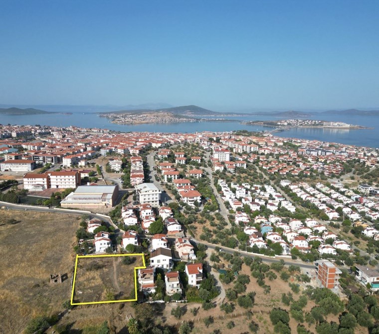 AYVALIK SAHİLKENTTE SATILIK VİLLA VEYA OTEL İMARLI 1538 M2 ARSA